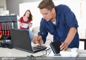 electricien sur ordinateur