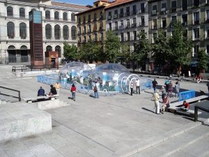 Bulles gonflables transparentes sur la place d'une grande ville