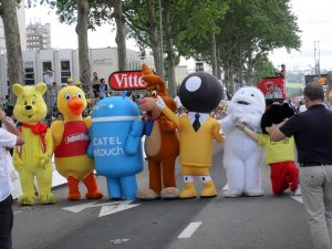 Plusieurs mannequins portants de costumes publicitaires Ditechna lors d'une course