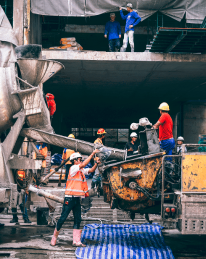 Ouvriers en train de travailler sur un chantier de construction BTP