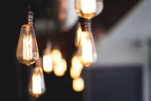 Ampoules allumées avec fond flou