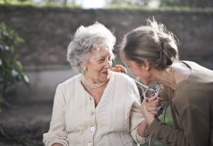 Deux femmes âgées qui discutent et se tiennent la main