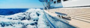 Yacht qui fait des vagues