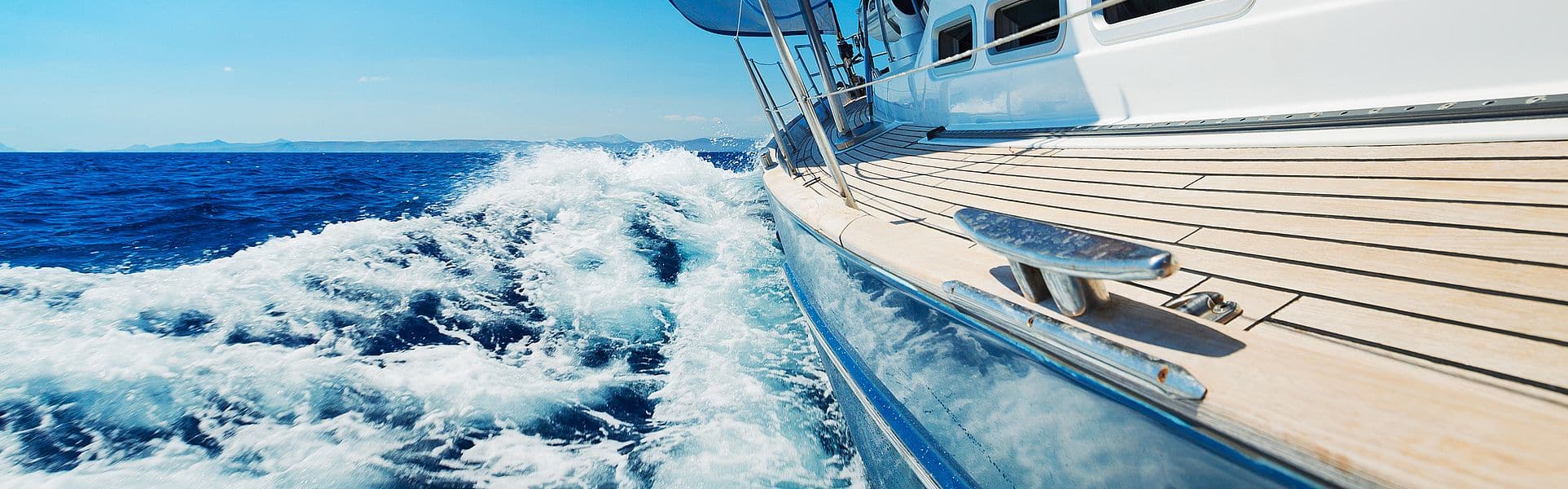 Yacht qui fait des vagues