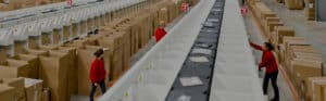 personne travaillant dans un entrepôt de logistique