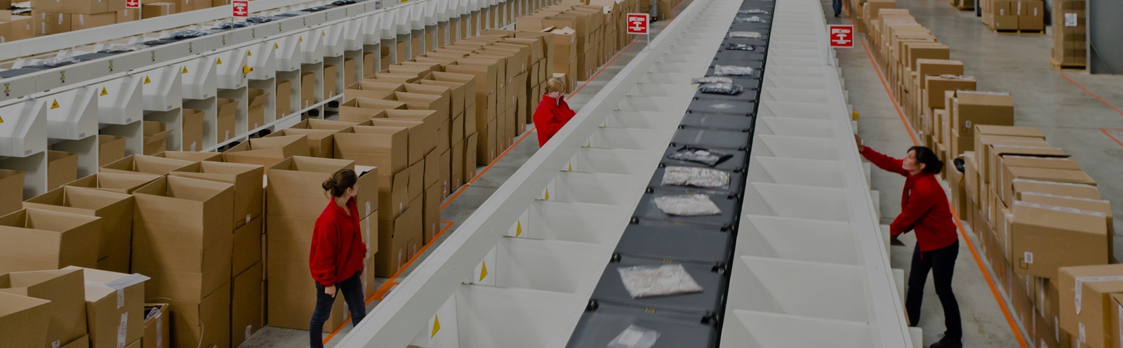 personne travaillant dans un entrepôt de logistique