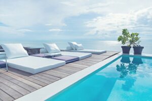 transats blancs au bord d'une piscine
