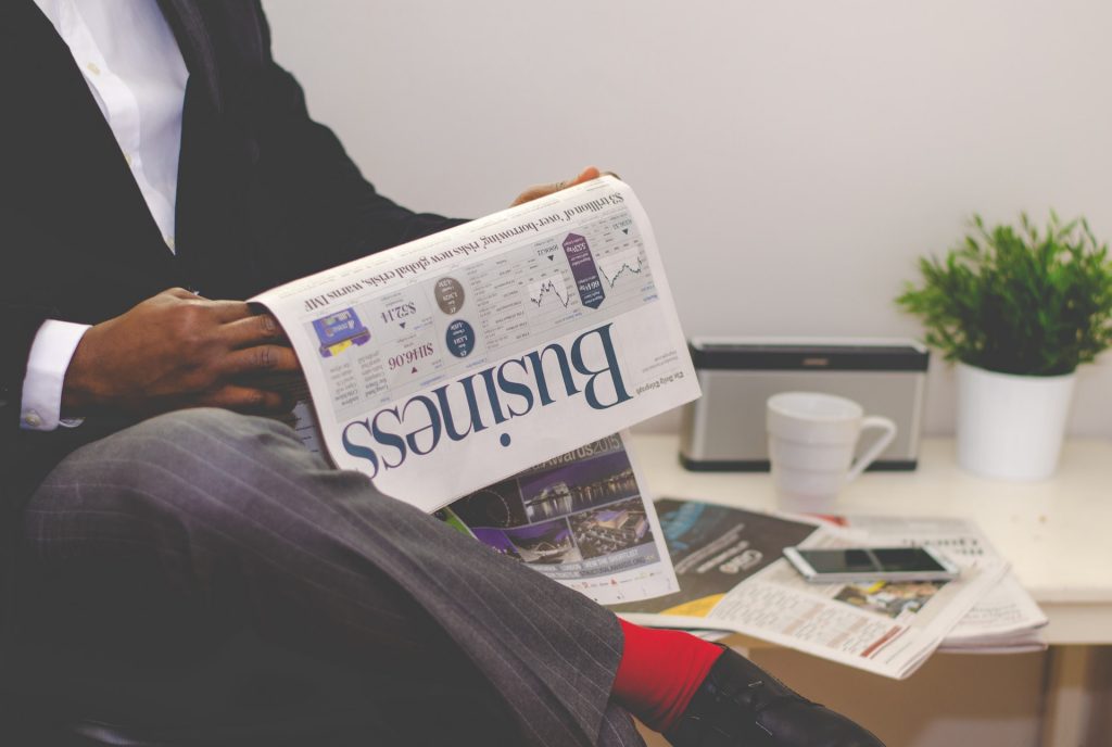 homme qui lis un journal d'affaires