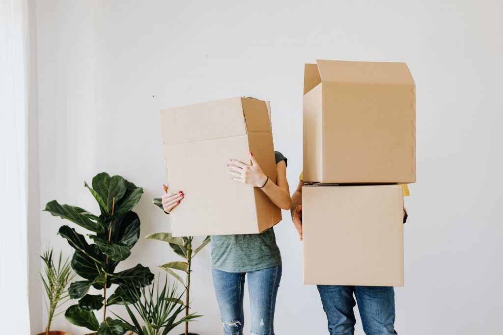 couple avec des cartons