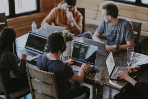 personnes dans un bureau avec des ordinateurs